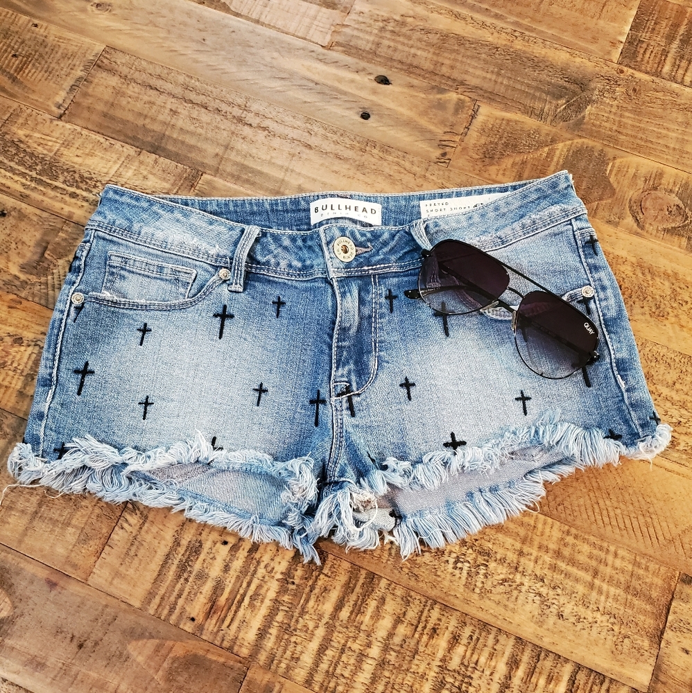 Bullhead Graphic Frayed Shorts